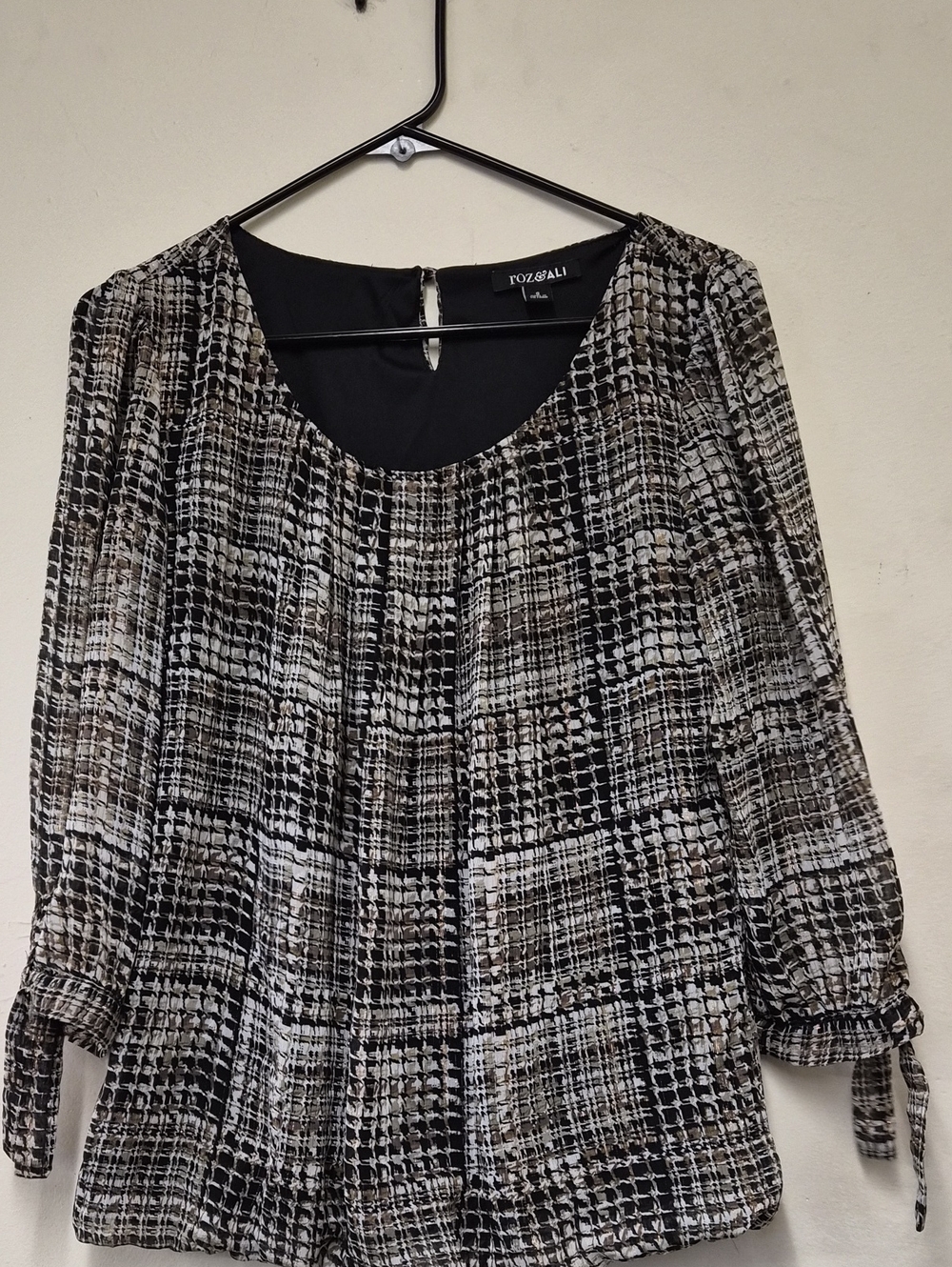 Roz & Ali Black and White Patterned Blouse Size S